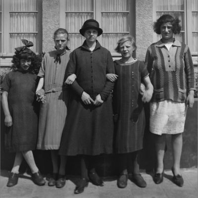 Woningopzichteres mevrouw Schuurmans met kinderen in de Woonschool Zeeburgereiland - 1927. 