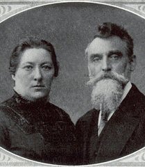 † Tjitte Jonker, met z'n vrouw oprichter Hulp voor Onbehuisden in 1903 Amsterdam. Nu HVO Querido. 